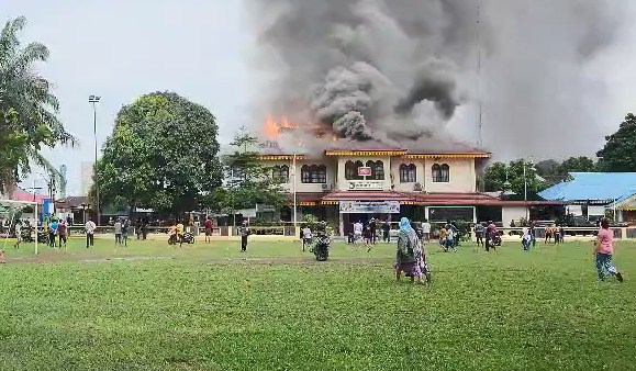 Kantor Camat Medan Area Kebakaran, Petugas Damkar Terluka
