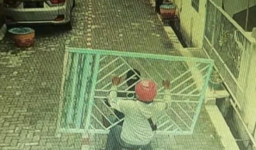 Malam-malam Maling Pagar, Dua Pelaku Babak Belur Dikeroyok Warga