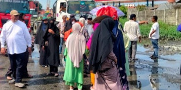 Warga Resah, Air Limbah Perusahaan Rusak Badan Jalan