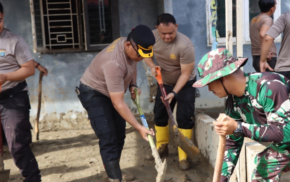 Kapolrestabes Medan Bakti Sosial Membantu Warga Bersih-bersih Sisa Banjir