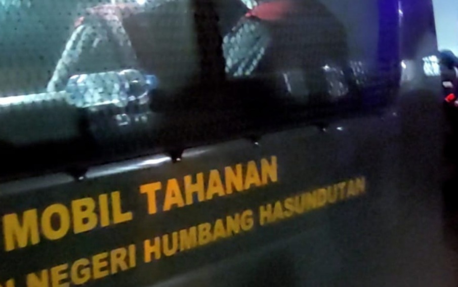 Mobil Tahanam Kejari Humbahas Masuk Parit, Sidang Kasus Pidana Pilkada Ditunda