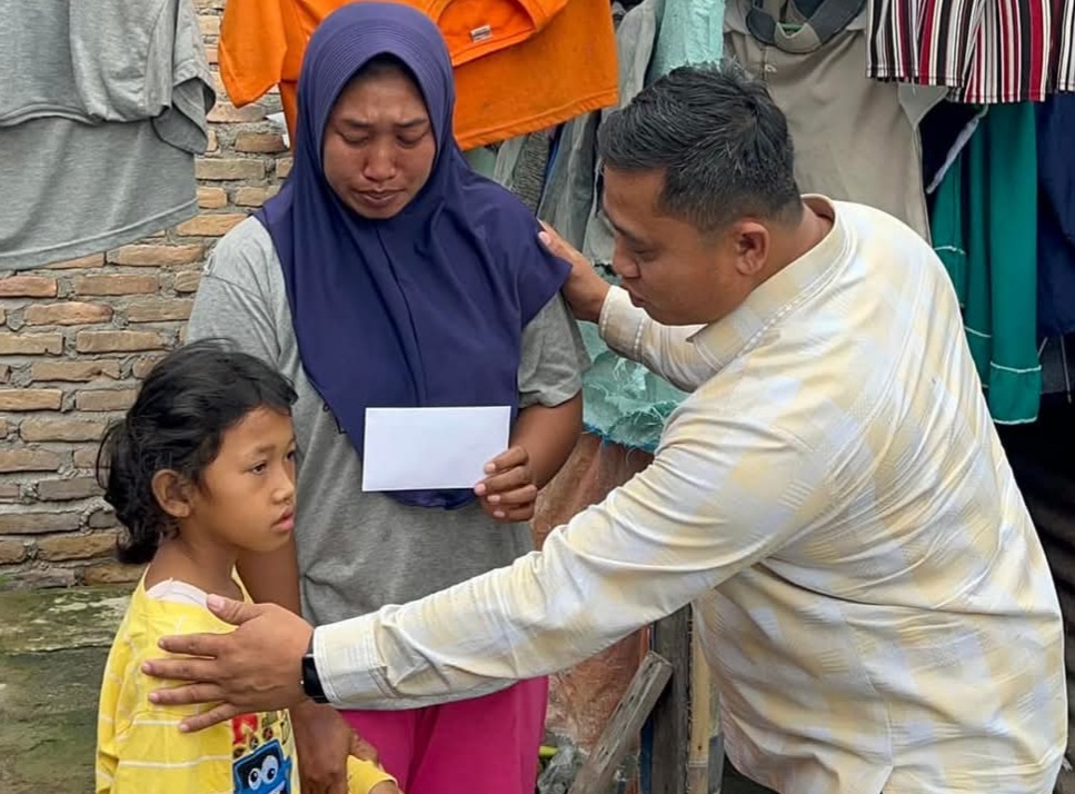 Anggota Dewan Bantu Warga Kurang Mampu di Desa Karang Anyar