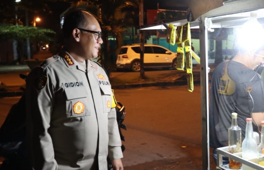 Kapolrestabes Medan Patroli Dialogis dari Malam Sampai Dini Hari : Sapa Penjual Jamu