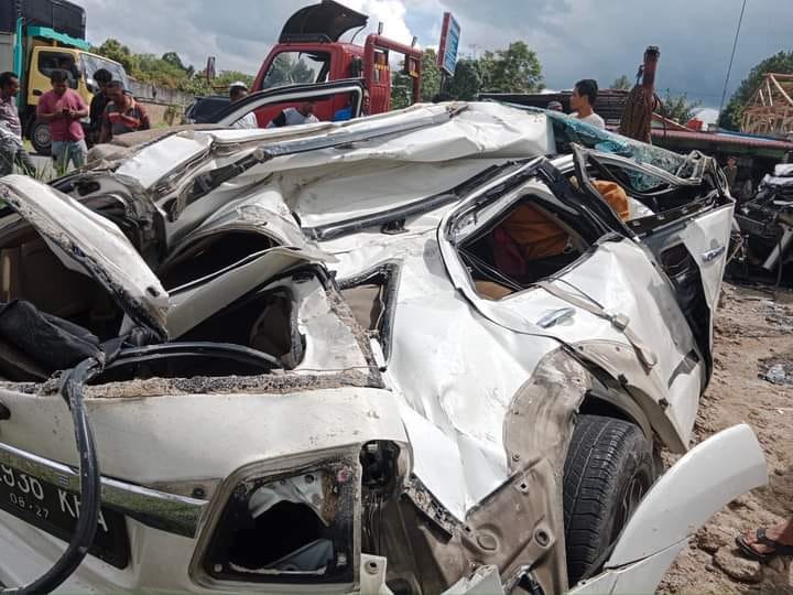 Truk Kontra Bus Travel, 12 Orang Dilarikan ke Rumah Sakit