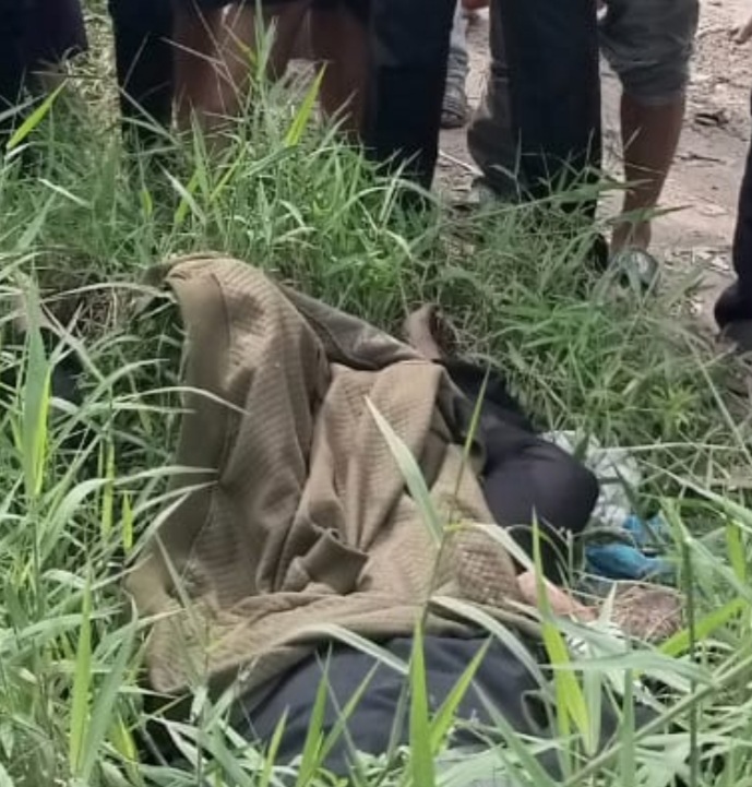 Gempar ! Mayat Wanita Terkapar Di Kebun Tebu Diduga Korban Begal
