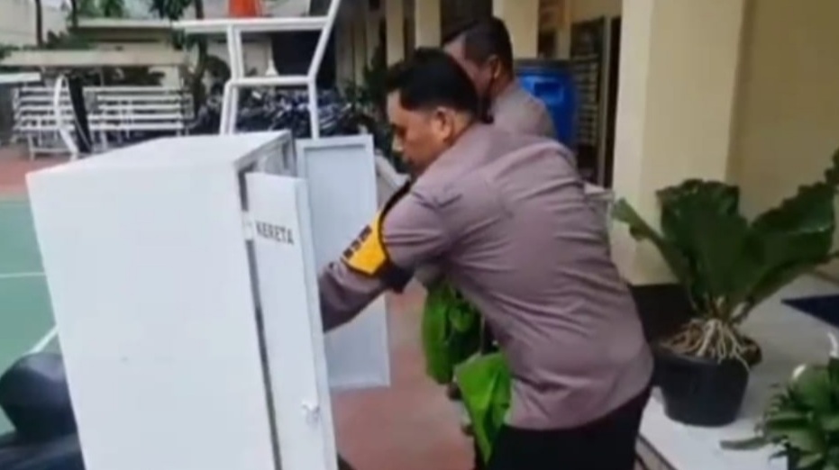 Kereta Senyum Bawa Paket Sembako untuk Warga Kurang Mampu