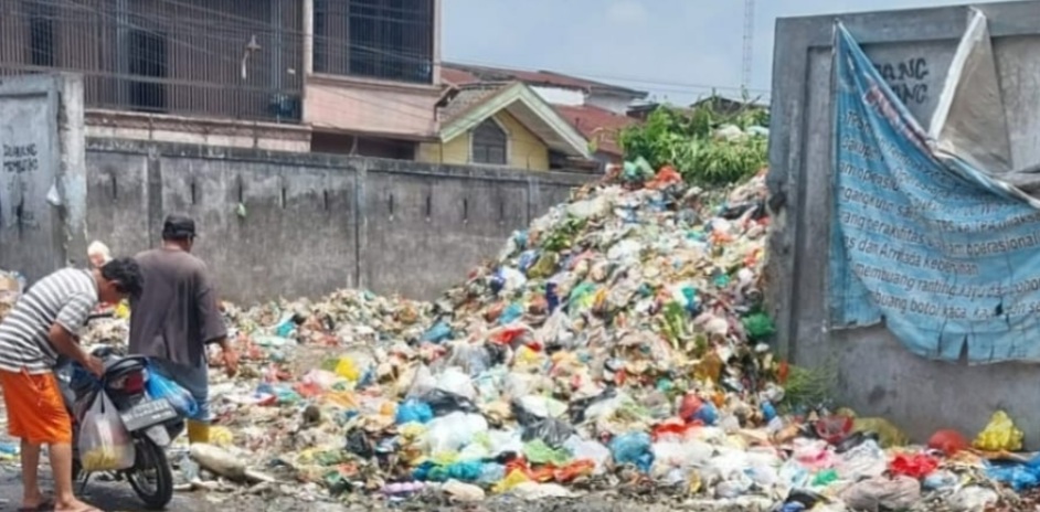 Tumpukan Sampah di Jalan Garuda Mengeluarkan Aroma Bau, Warga Takut Jadi Sumber Penyakit