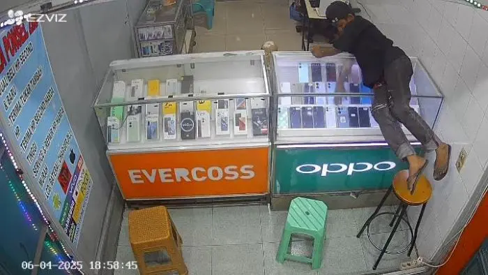 Maling Gasak 3 Unit HP di Konter Riza Ponsel 2nd, Pelaku Terekam CCTV