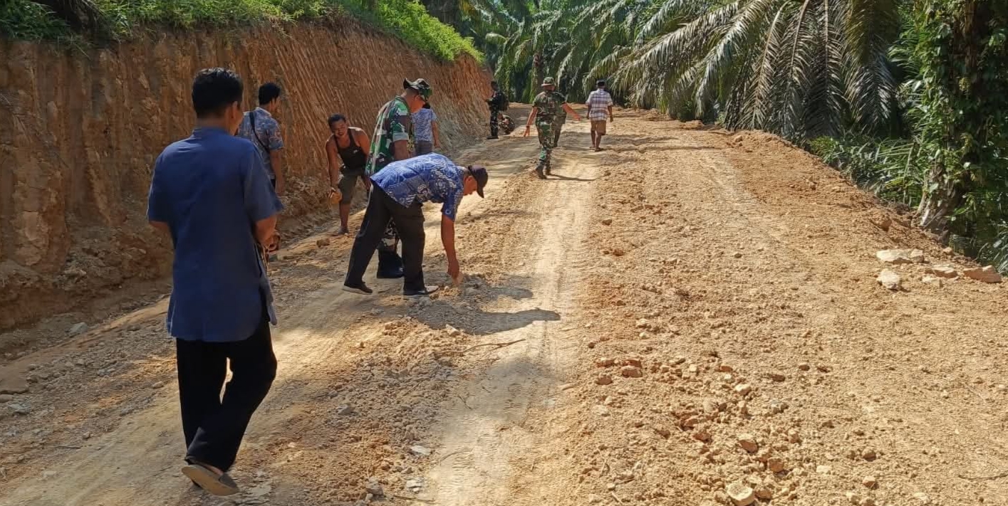 Program TMMD ke 125 : Kodim 0209/LB Buka Jalan Penghubung Antar Dusun