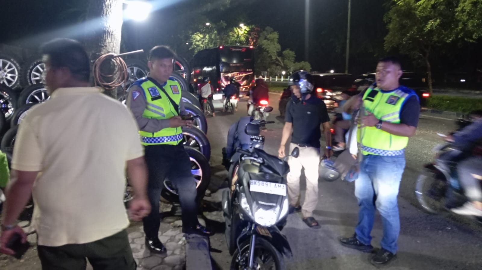 Pengemudi Sepeda Motor Tewas Disenggol Mobil : Ada "Tato dan Aku Sayang"