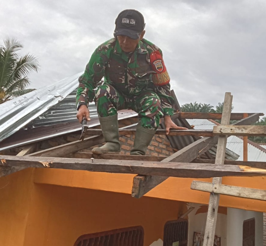 Koramil Bangun Purba Bantu Warga Korban Angin Puting Beliung