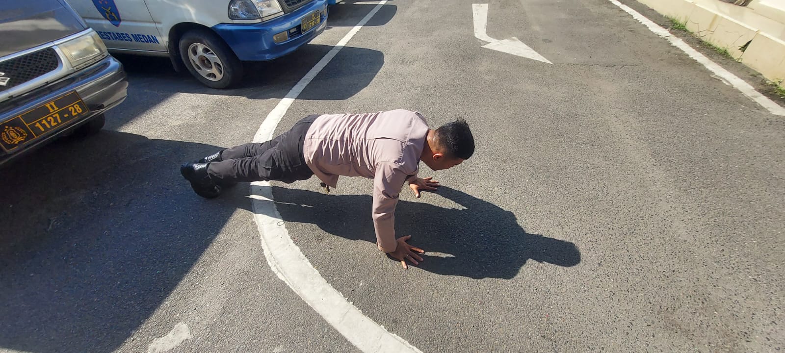 Viral ! Oknum Polisi Merokok di Mobil Patroli Disuruh Push Up