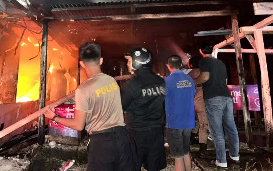 Gedung Kantor Disdik Nisel Kebakaran, Warga Sempat Panik