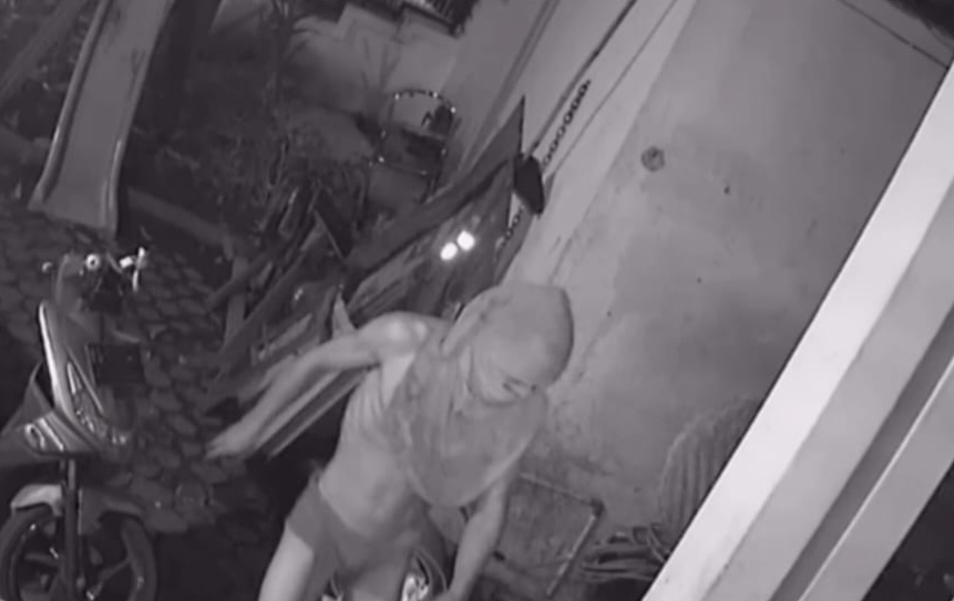 Viral ! Maling Pakai Kolor Dikejar Anjing Penjaga Rumah