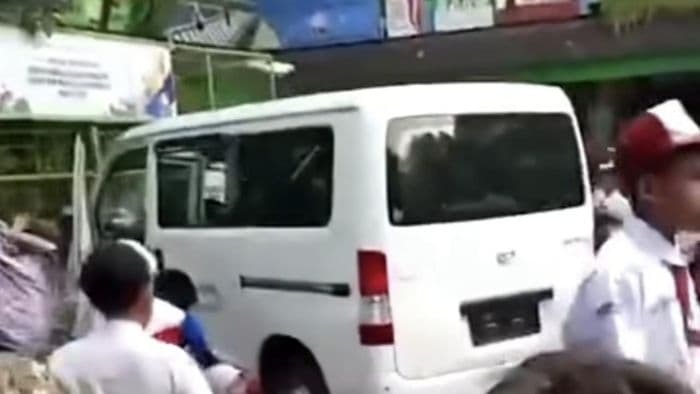 Kronologi Mobil MBG Tabrak Siswa Versi Pelaku : Mobil Ngegas Sendiri