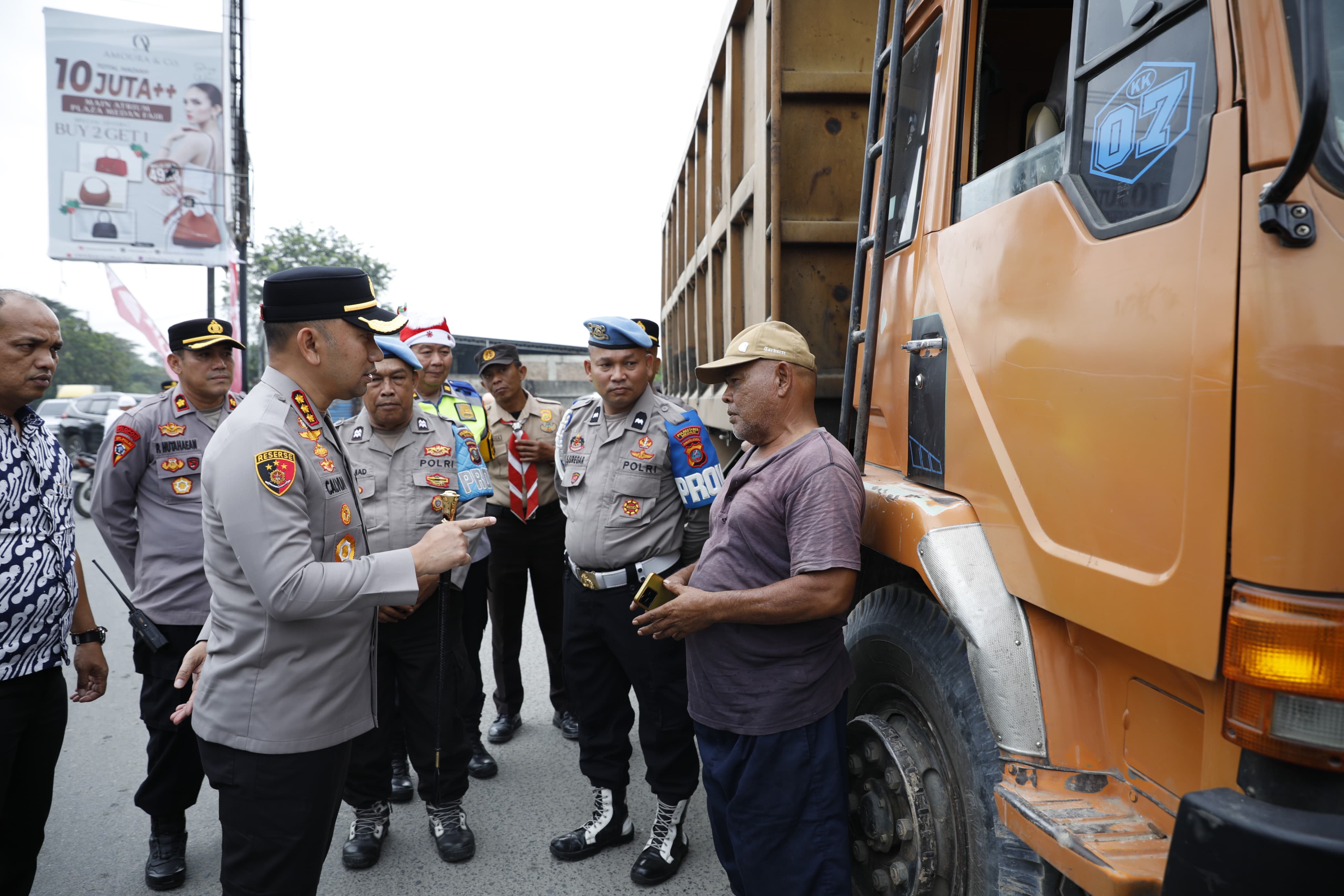 Langgar Pembatasan Libur Nataru, Kapolrestabes Medan Hentikan Truk Tiga Sumbu