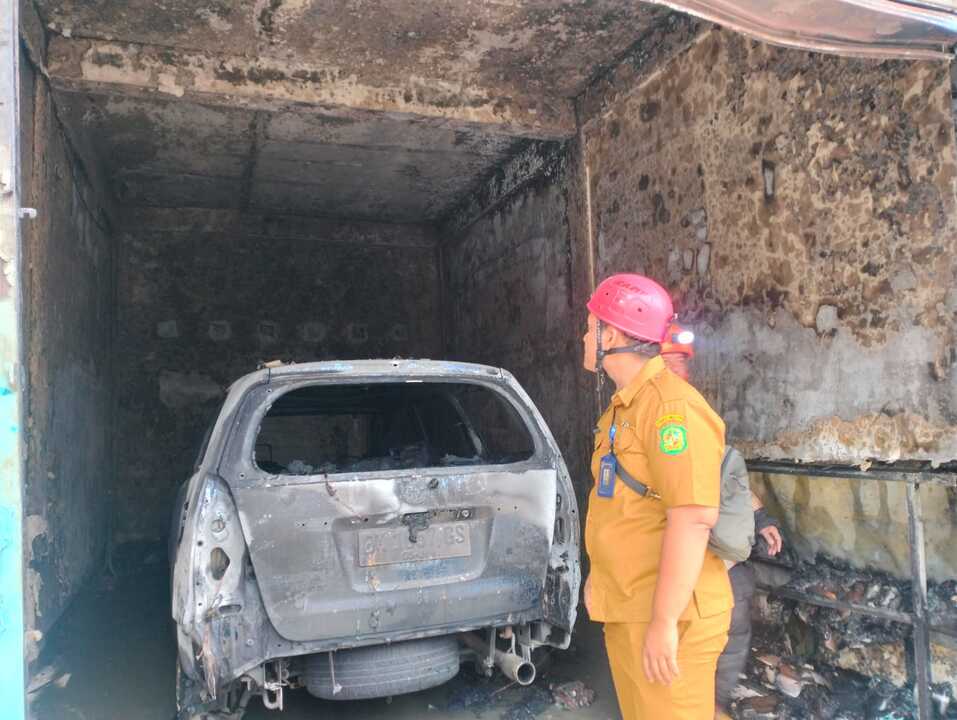 Ruko Tiga Lantai Ludes Terbakar, Mobil Ikut Hangus Dilalap Api