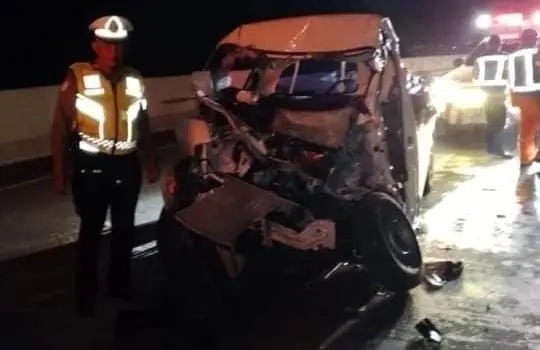 Penumpang Mobil Pikap Tewas Usai Kendaraan Seruduk Truk