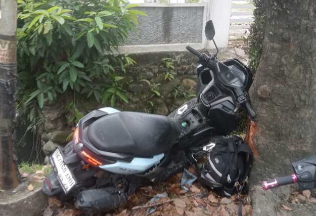 Antar Anak Ke Sekolah, IRT Tewas Tabrak Pohon,