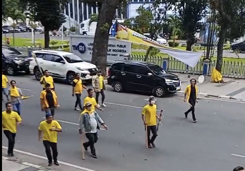 Musda Golkar Sumut Ricuh, Massa Bawa Kayu dan Petasan