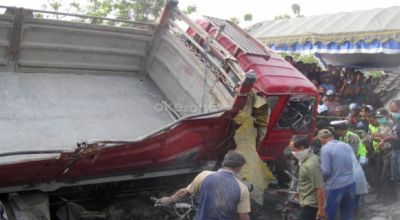 Tabrakan Beruntun di Ring Road : Alphard dan CRV Ringsek Dihantam Fuso
