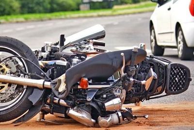 Diduga Mabuk, Lexus Tabrak Pengendara Motor : Suami Patah Tulang, Istri Luka