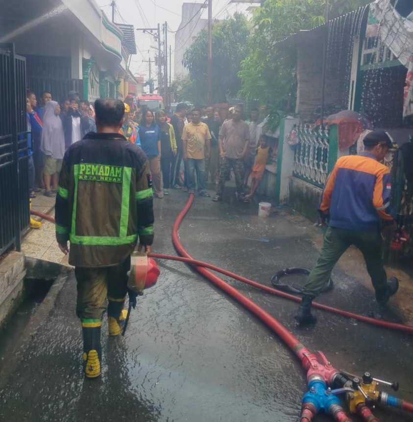 Diduga Korslet, Tiga Rumah Jalan Bromo Terbakar : Petugas Berjibaku Padamkan Api