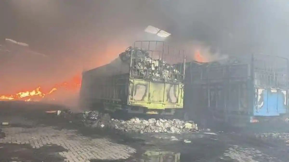 Gudang Ekspedisi Terbakar, Ribuan Paket dan Dua Motor Hangus