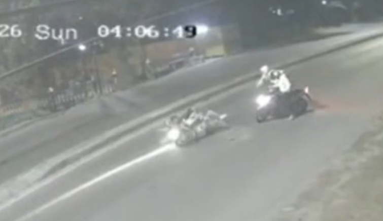 Ngeri ! Sepasang Kekasih Terseret-seret Dibegal : Pelaku Pakai Senjata Tajam, Motor Dibawa Kabur