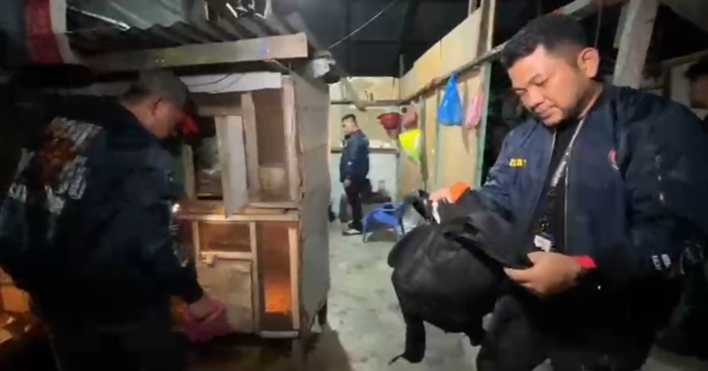 Makjang ! Kandang Ayam Gang Jati Disulap Jadi Sarang Narkoba : 3 Pria Diborgol, Sabu dan Bong Disita