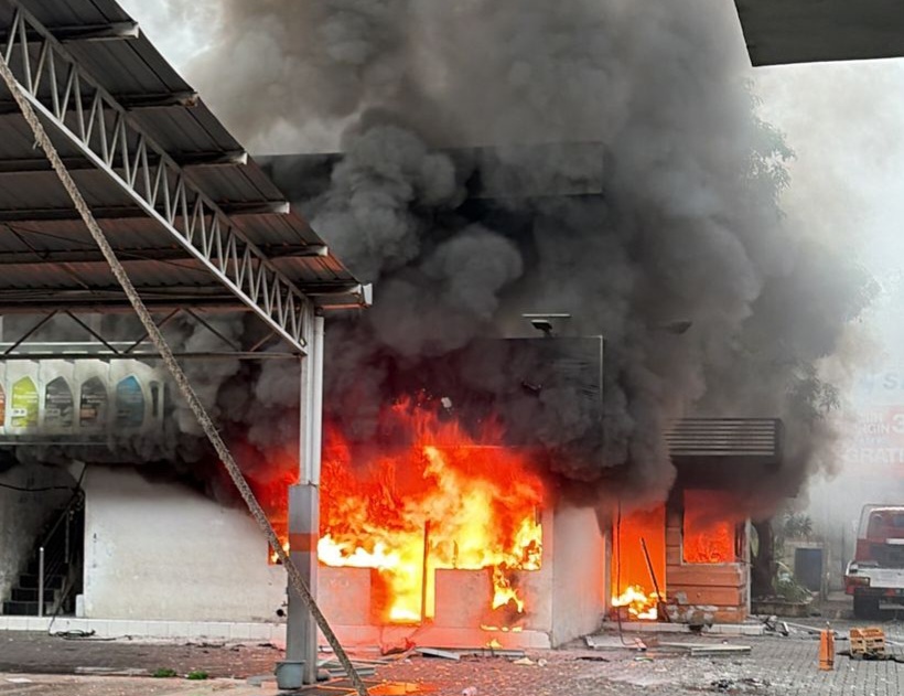 Sehat Mobil Terbakar, Ada Suara Ledakan Keras : Diduga Korslet Listrik