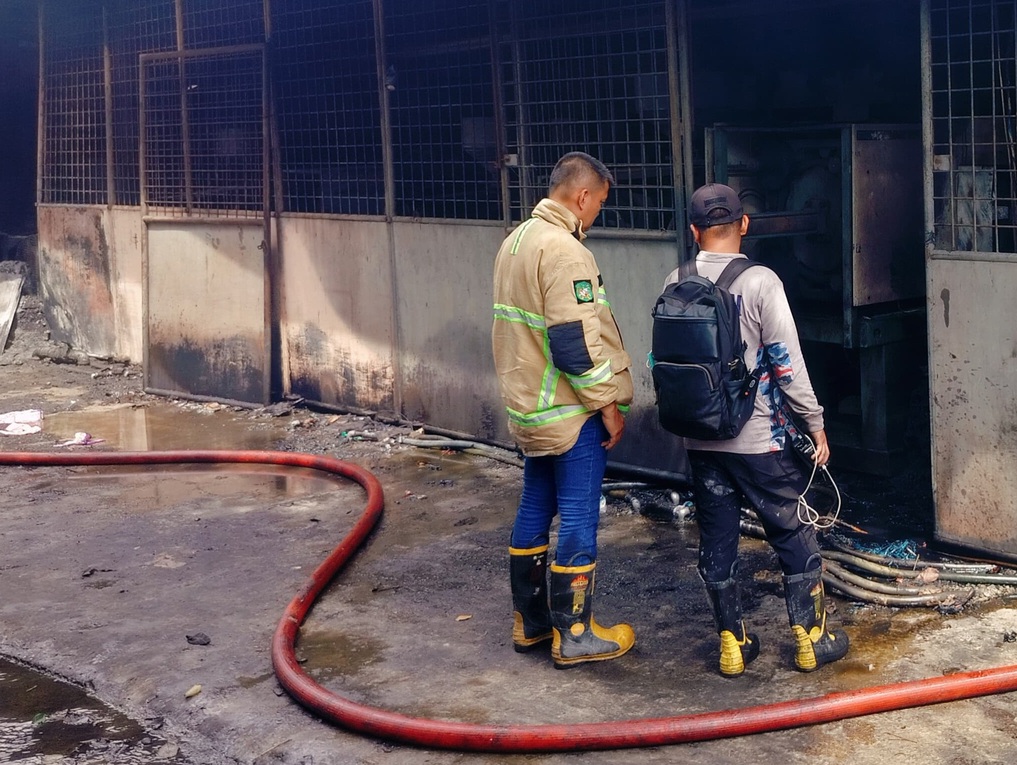 14 Mobil Damkar Padamkan Api Pabrik Plastik dan Mainan : 3 Rumah Warga Terbakar