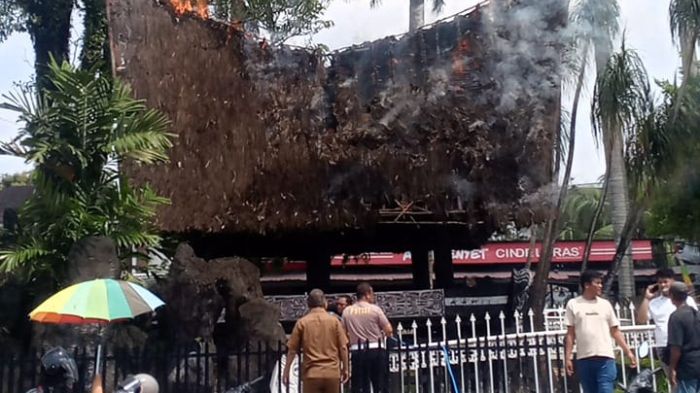 Rumah Adat Batak di Area Monumen Sisingamangaraja Mendadak Terbakar