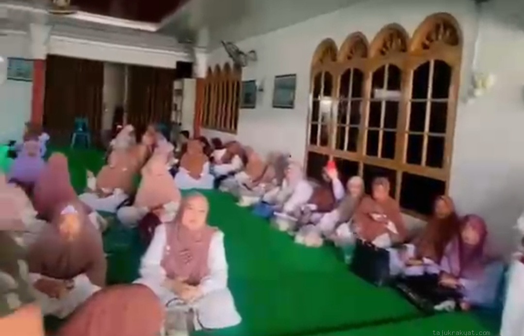 Penuh Kehangatan, Milad Pertama Alumni Haji 2025 Muzdalifah Kloter 13 di KBIH Al'Muchtar