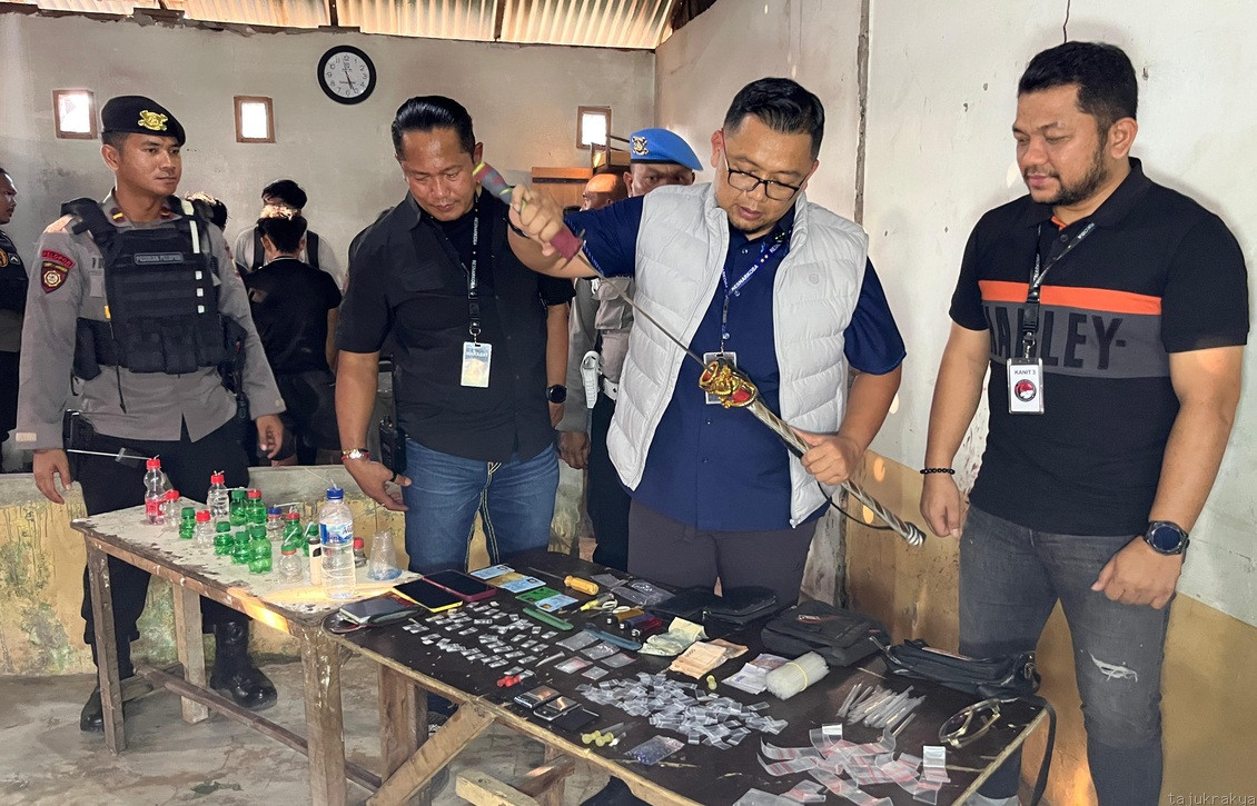Polrestabes Medan Tangkap IRT Bandar Narkoba Bersama Pengedar, dan 4 Pemakai : BB 40 Paket Sabu & Sebilah Samurai