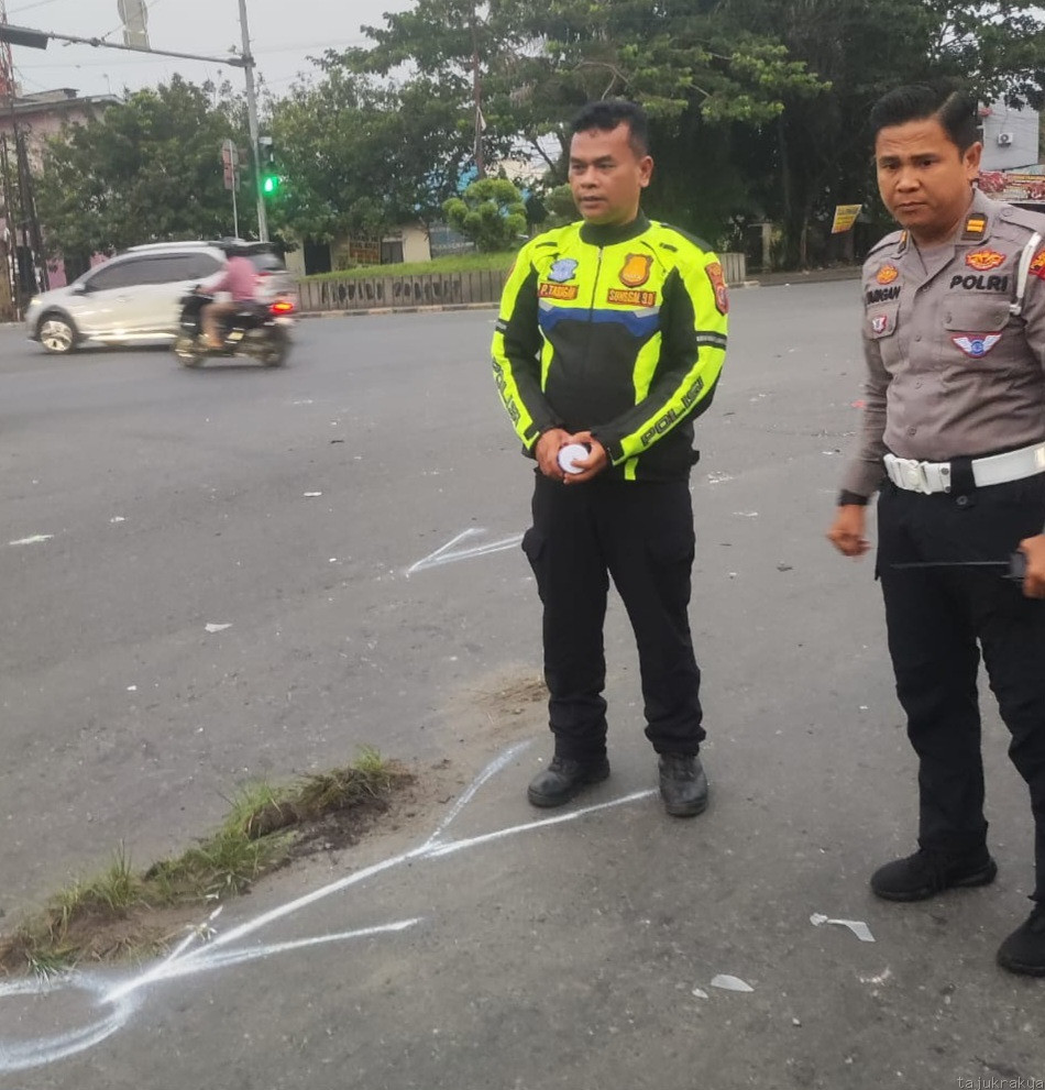 Brakk !!! Innova Tabrak Vario di Lampu Merah Ngumbang Surbakti : Wanita Paruh Baya Tewas
