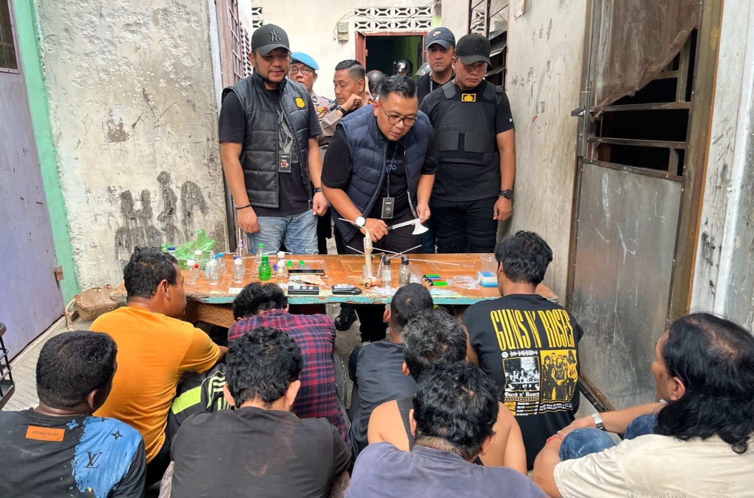 Dua Sarang Narkoba Mangkubumi Digerebek : Pengedar dan Pemakai Digulung, Paket Sabu dan Sebilah Kapak Disita