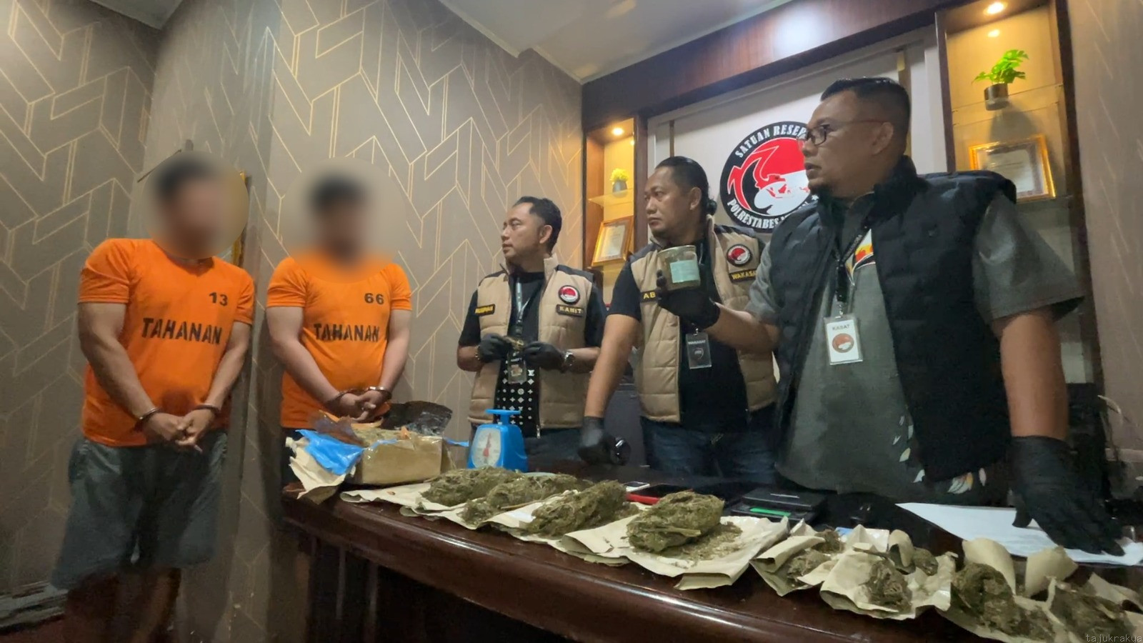 Polrestabes Medan Gerebek Kos di Medan Petisah, Ganja dan Sabu Berserakan Siap Edar