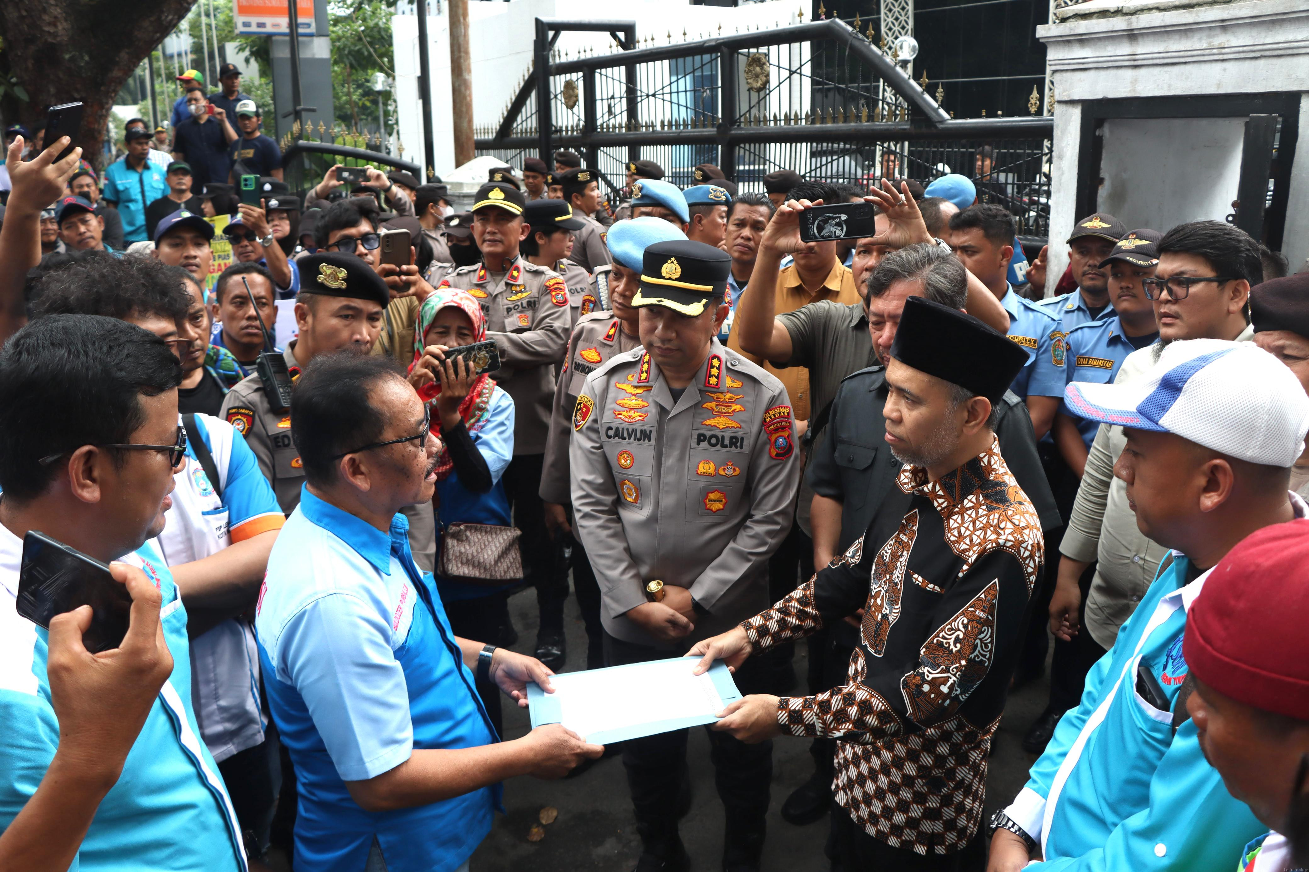 Kapolrestabes Medan Kawal Aksi Buruh GEBRAK, Pertemuan dengan DPRD Sumut dan PN Medan Berlangsung Humanis