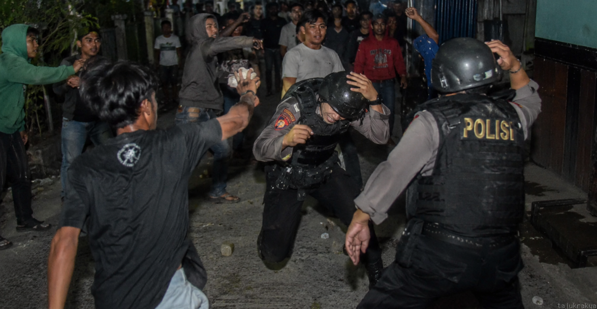 Makjang ! Gerebek Tiga Sarang Narkoba, Polisi Medan Timur Dilempari Warga