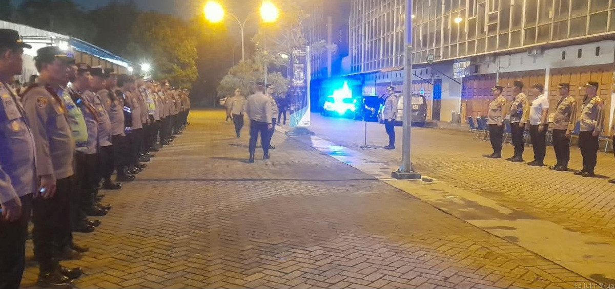 Malam-malam, Ratusan Polisi Kepung Sejumlah Ruas Jalan : Sasaran Geng Motor, Balap Liar dan 3C