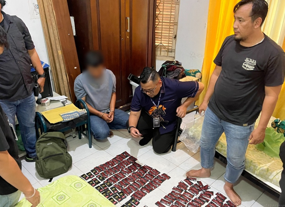Pasangan Kekasih Sindikat Narkoba Jaringan Malaysia Dibekuk, 295 Saset Pod Getar Siap Edar Disita