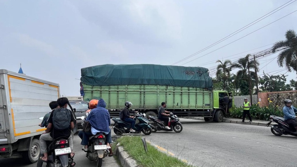 Tiba-tiba Rusak, Truk Tronton Melintang di Jalan Bikin Macet