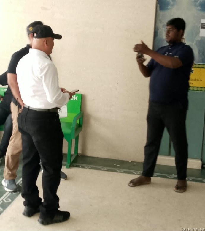 Belasan Oknum Relawan Diduga Bersikap Arogan, Kantor BKM Masjid Agung Digembok