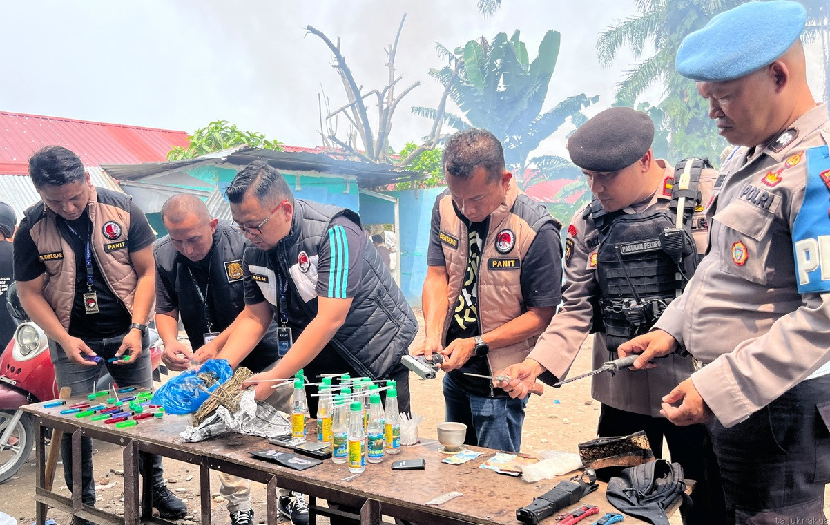 Tim Gabungan GSN Di Desa Mencirim : Bandar Diborgol, Pistol dan Senjata Tajam Disita