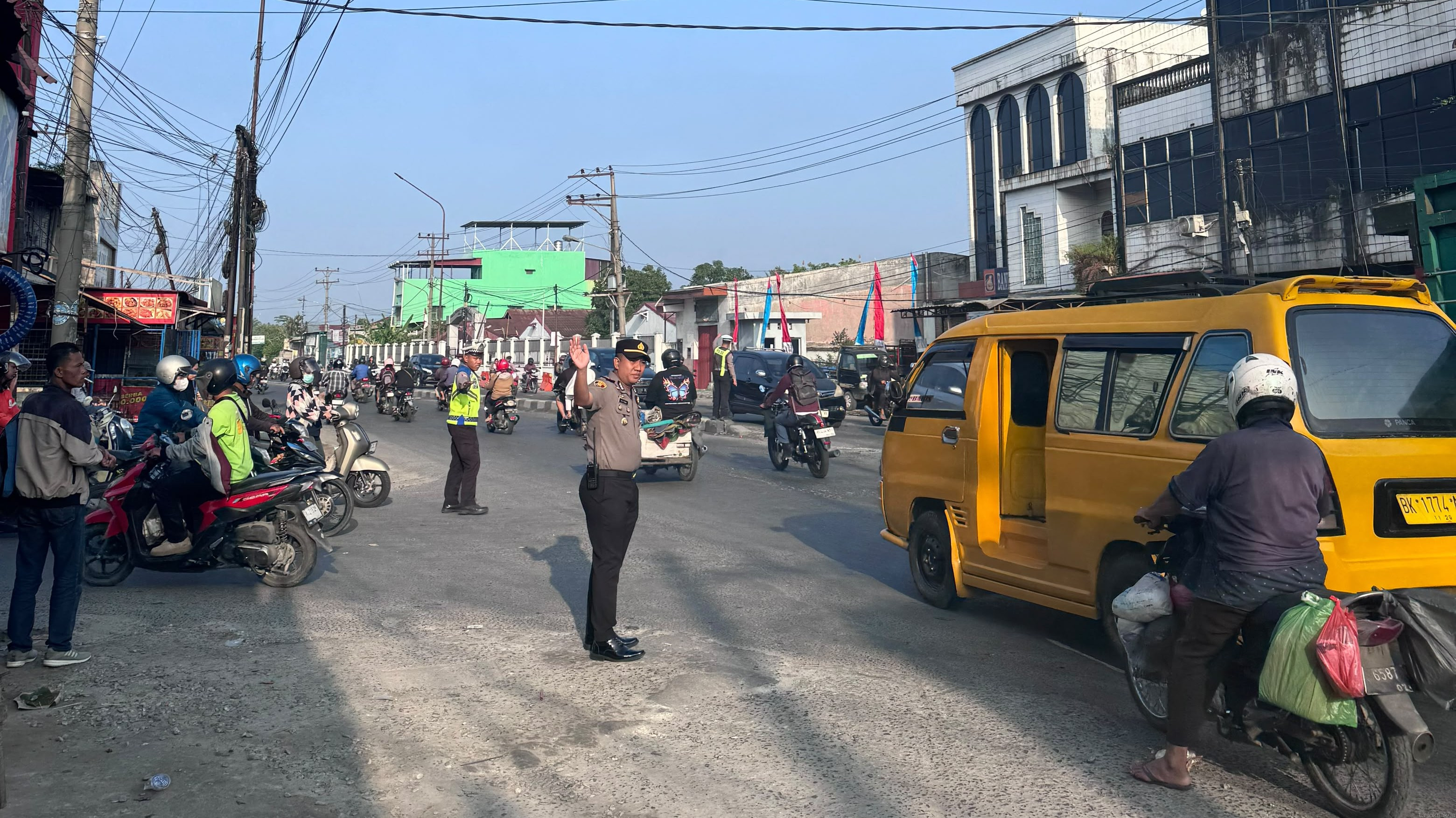 Kapolsek Sunggal AKP M Ainul Yaqin Turun ke Jalan Atur Lalu Lintas di Titik Rawan Macet