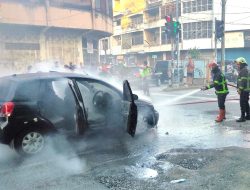 Mobil Chevrolet Terbakar Jadi Tontonan Warga di Jalan Sutomo Medan