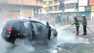 Mobil Chevrolet Terbakar Jadi Tontonan Warga di Jalan Sutomo Medan