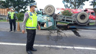 Truk Kontainer Terguling di Tol Belmera, Sopir Sesak Napas