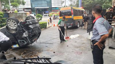 Diduga Ngebut, Mobil Honda Jazz Tabrak Pagar Hotel Tiara, Pengemudi Tewas